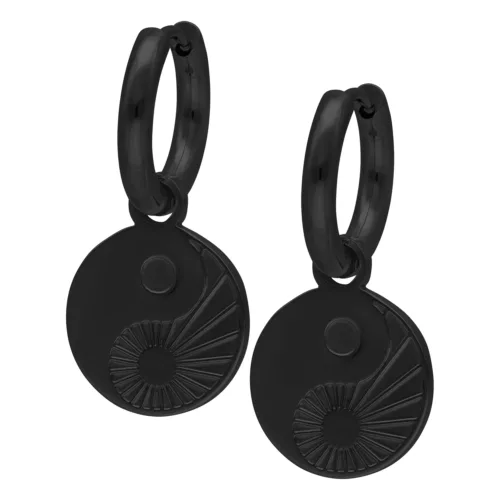 Due orecchini a cerchio neri lucidi con ciondoli Yin Yang su sfondo bianco