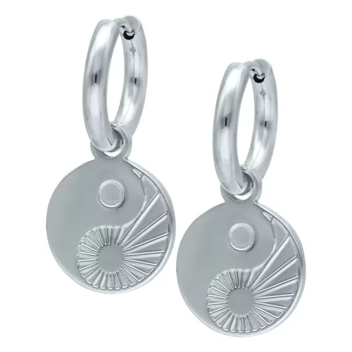 Coppia di orecchini Yin Yang in argento in acciaio chirurgico su sfondo bianco