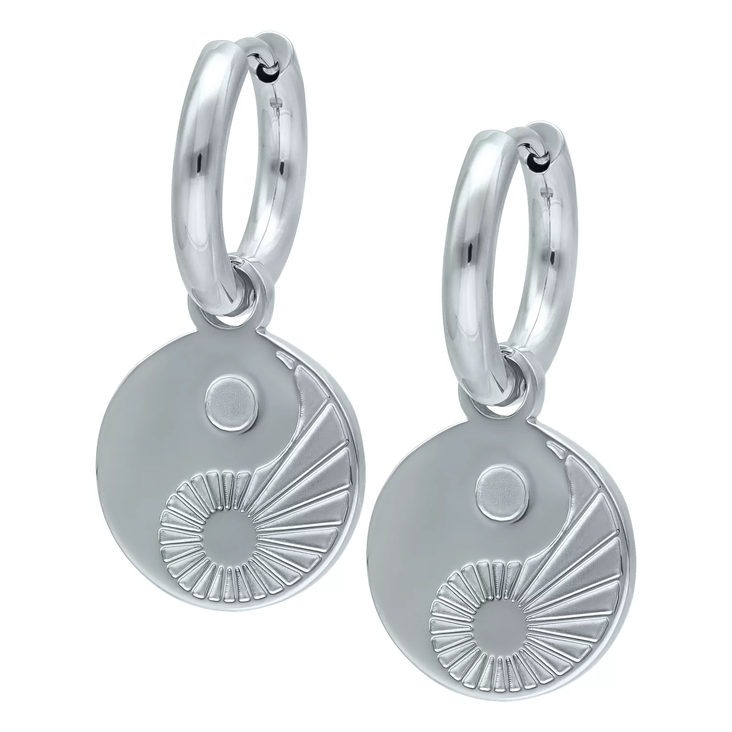 Coppia di orecchini Yin Yang in argento in acciaio chirurgico su sfondo bianco