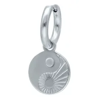 Orecchini Yin Yang in argento in acciaio chirurgico su sfondo bianco