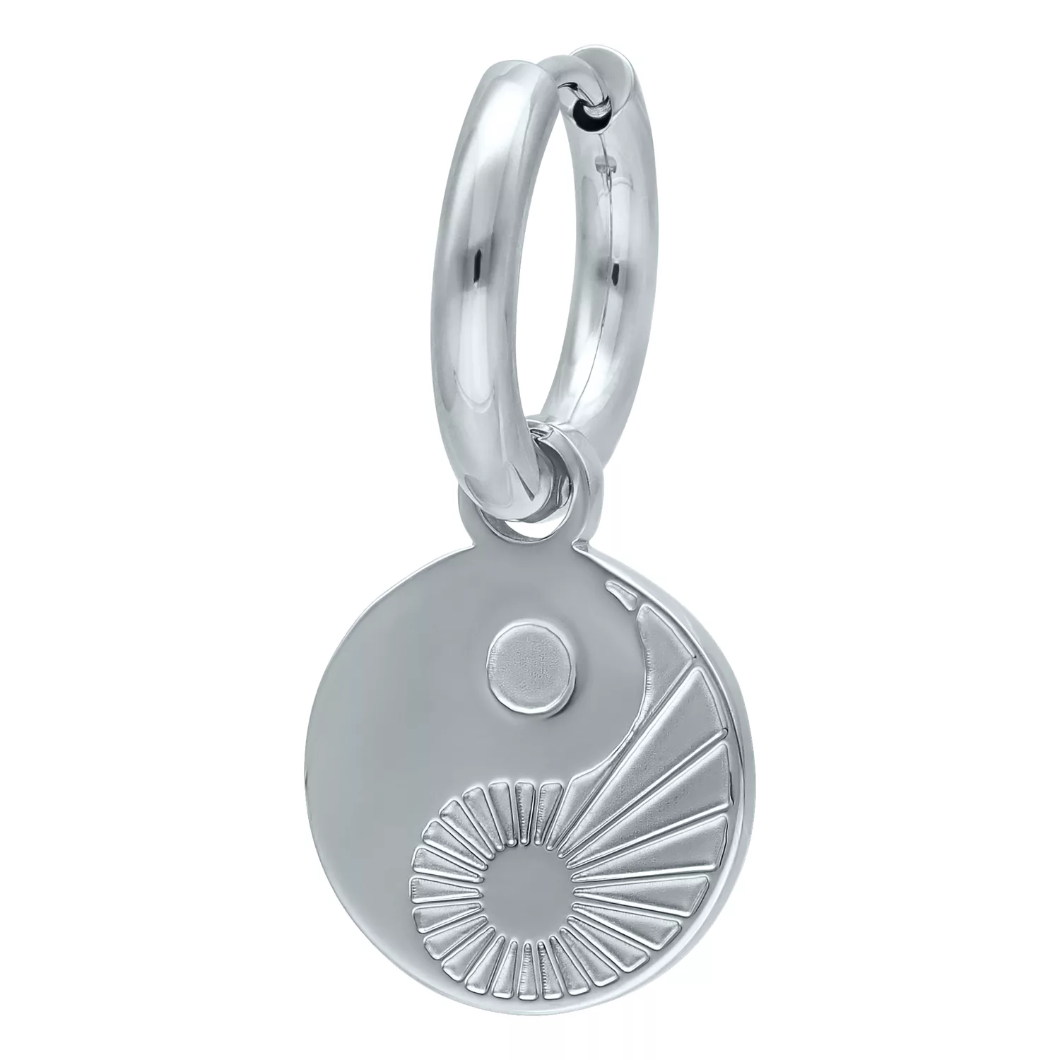 Orecchini Yin Yang in argento in acciaio chirurgico su sfondo bianco
