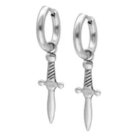 Orecchini argento a forma di piccole spade su sfondo bianco