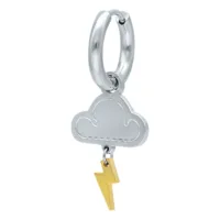 Orecchino a cerchio d'argento con ciondolo nuvola e fulmine dorato su sfondo bianco