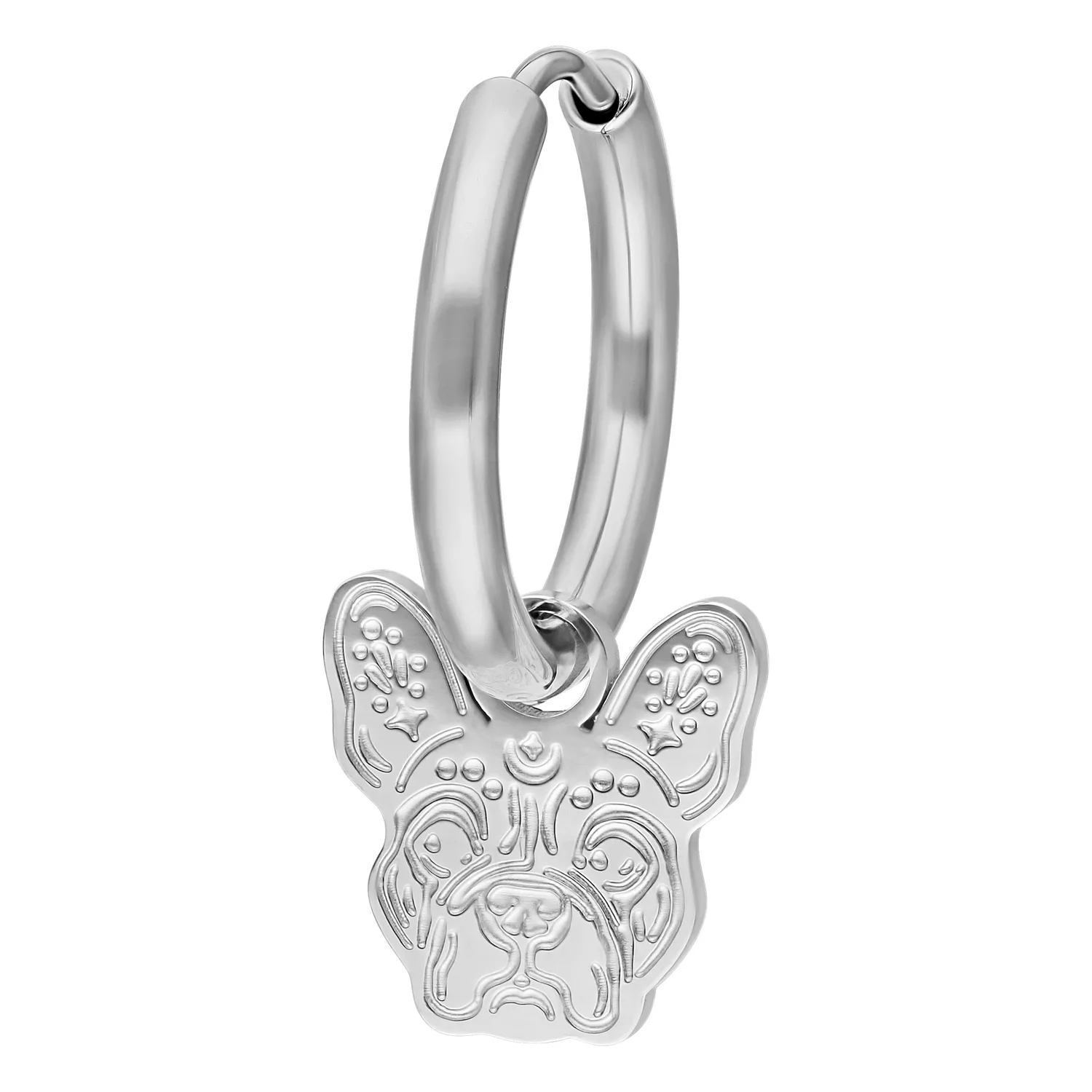 Orecchini in argento a forma di testa di bulldog su sfondo bianco