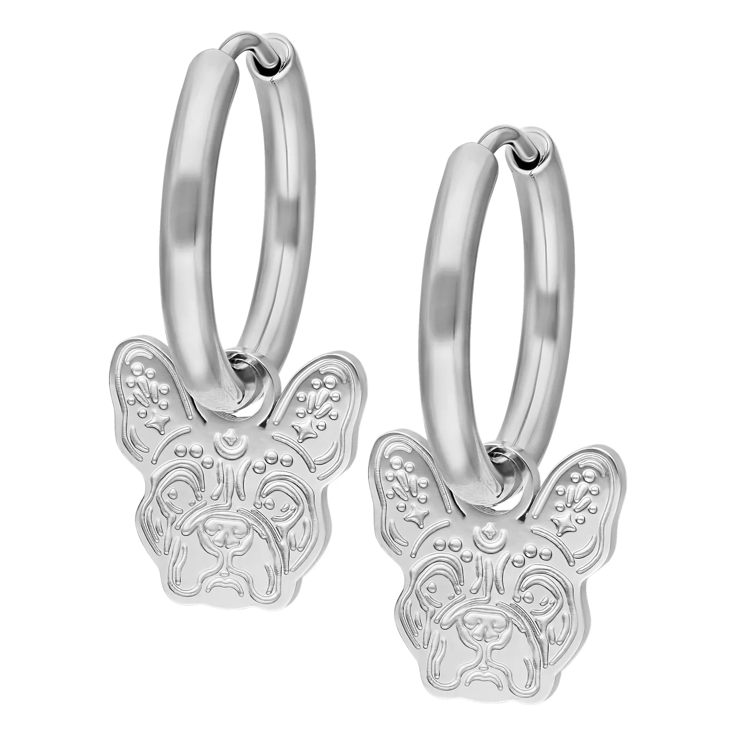 Orecchini a cerchio argentati con ciondoli Bulldog su sfondo bianco