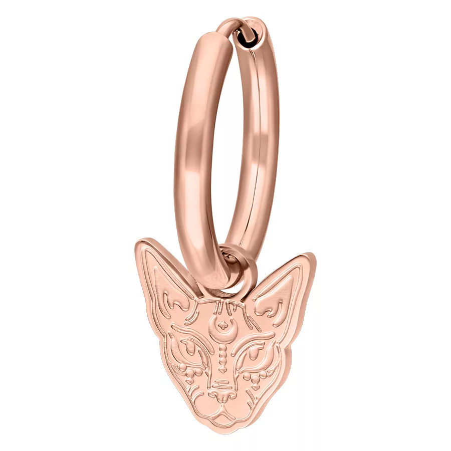 Creola in oro rosa con ciondolo Sphynx su sfondo bianco
