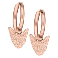 Orecchini in oro rosa con ciondolo a sfinge su sfondo bianco