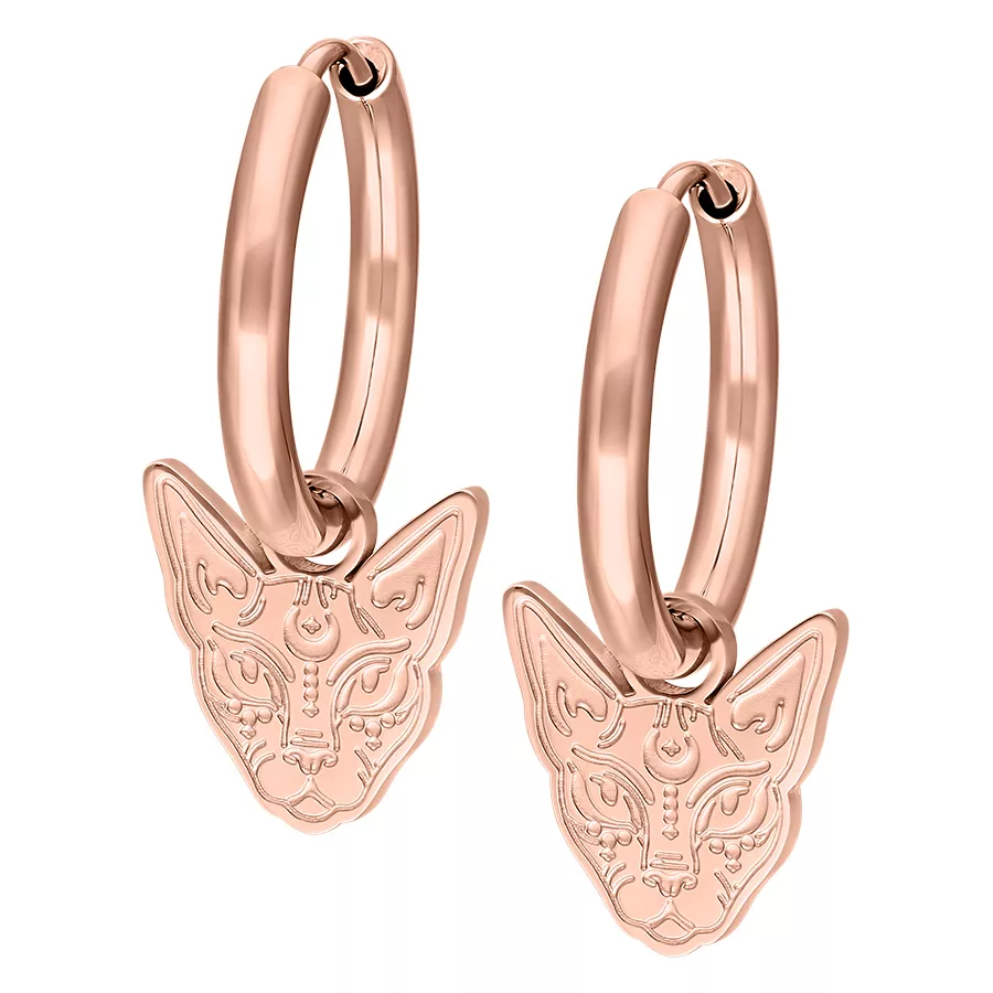 Orecchini in oro rosa con ciondolo a sfinge su sfondo bianco