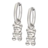 Due orecchini a cerchio argentati con ciondoli a forma di orsetti gommosi, su sfondo bianco