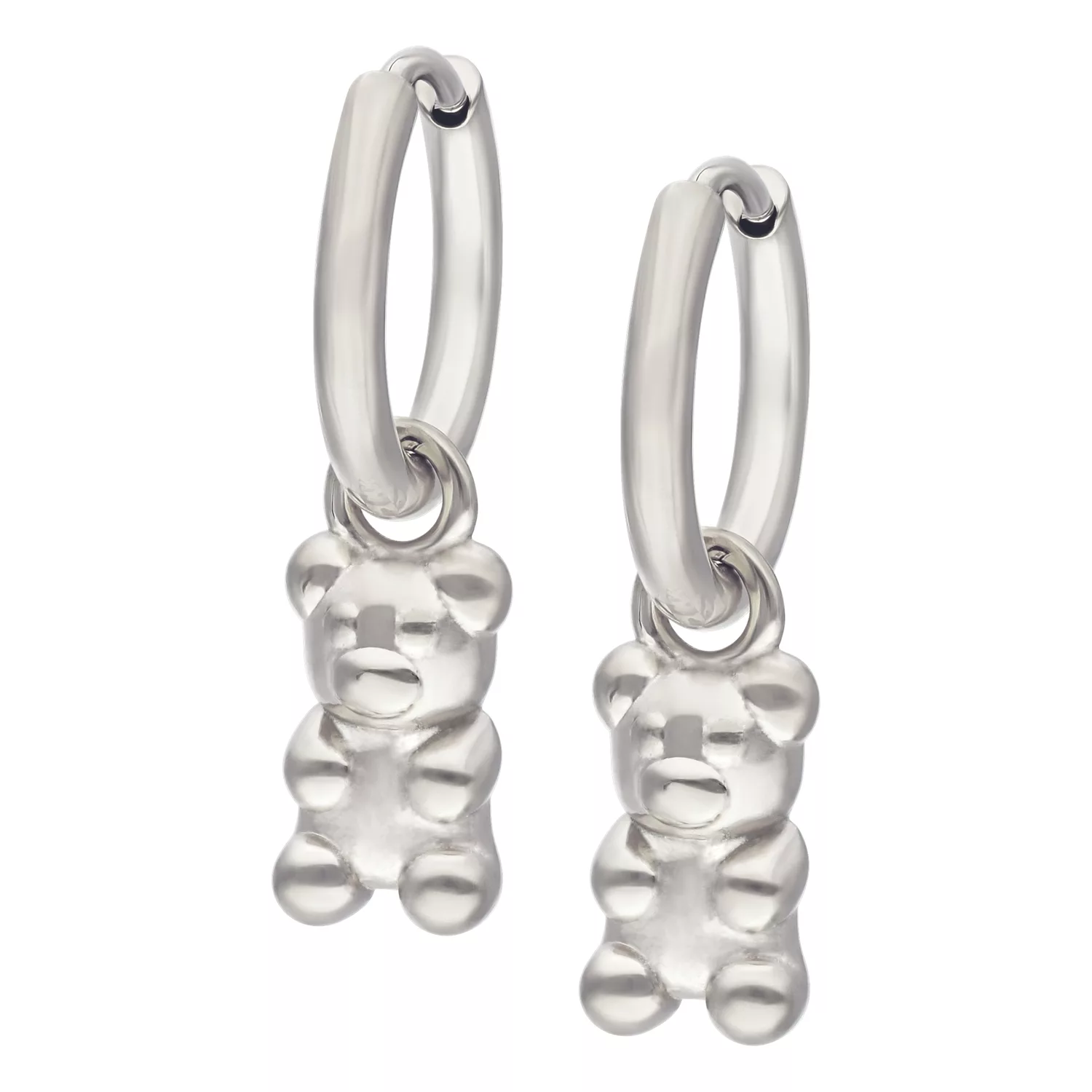 Due orecchini a cerchio argentati con ciondoli a forma di orsetti gommosi, su sfondo bianco