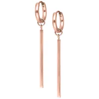 Eleganti orecchini in oro rosa con chiusura a scatto su sfondo bianco