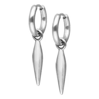 Orecchini in argento in acciaio chirurgico con pendente appuntito su sfondo bianco