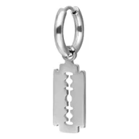 Orecchino color argento con ciondolo a forma di lametta su sfondo bianco