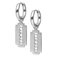 Due cerchi d'argento con pendenti a forma di lametta su sfondo bianco