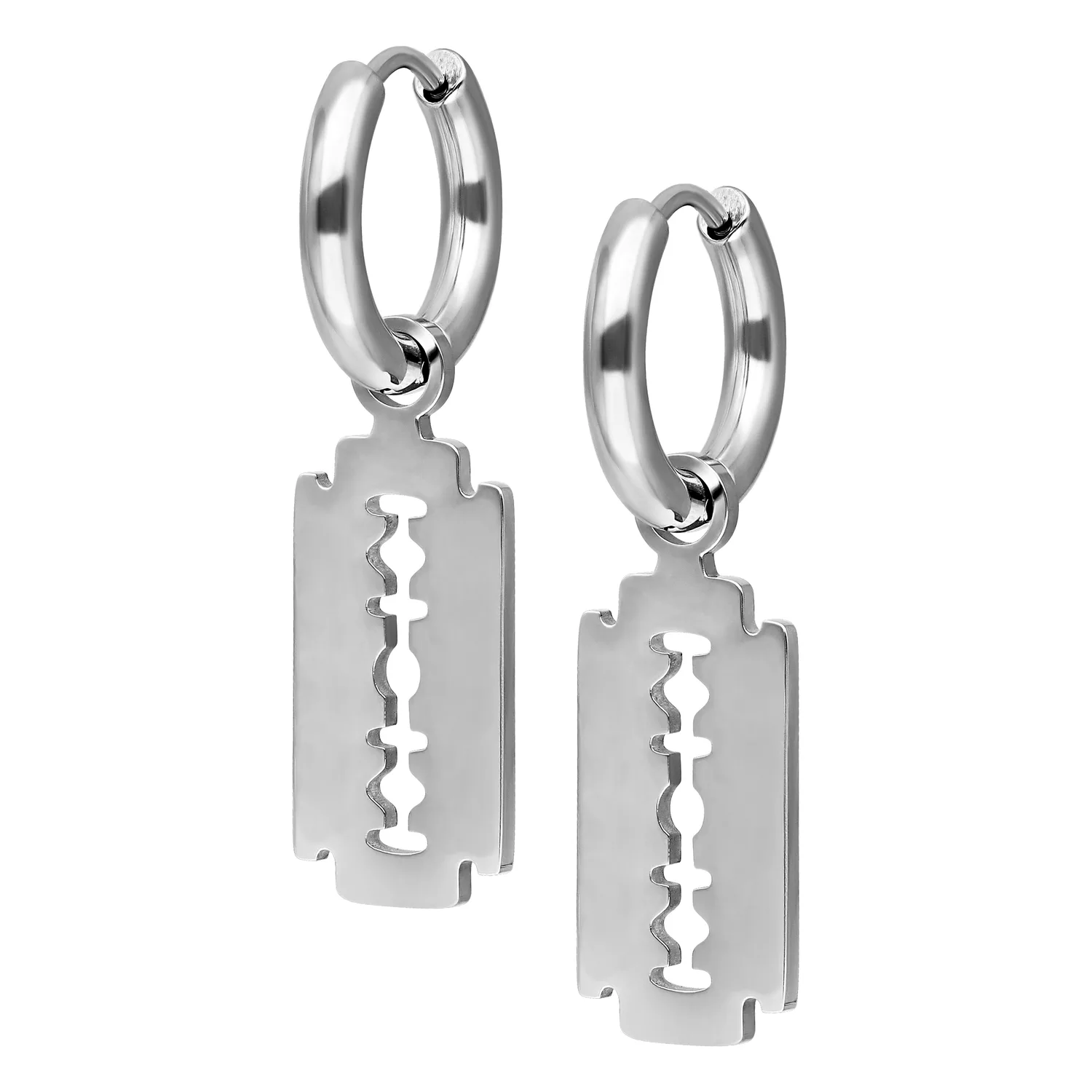 Due cerchi d'argento con pendenti a forma di lametta su sfondo bianco