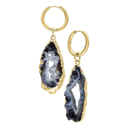 Due orecchini in agata indiana dorati con design traforato nero su sfondo bianco