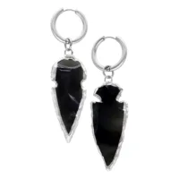 Due orecchini color argento con pendente color obsidian su sfondo bianco