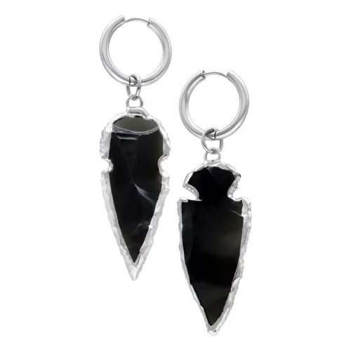 Due orecchini color argento con pendente color obsidian su sfondo bianco