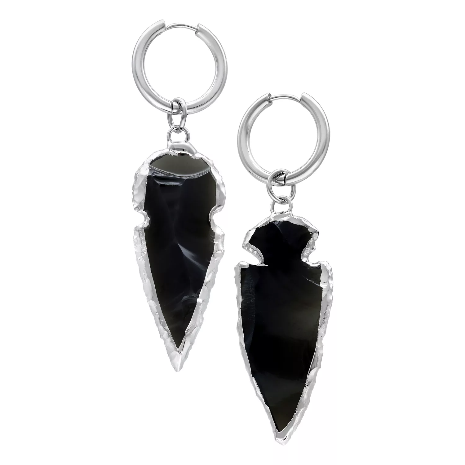 Due orecchini color argento con pendente color obsidian su sfondo bianco