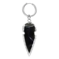 Mini cerchi d'argento con pendente di ossidiana nera su sfondo bianco