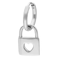 Orecchino color argento con ciondolo a lucchetto e forma a cuore su sfondo bianco