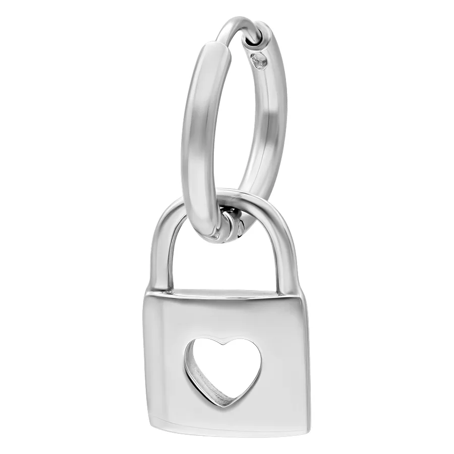 Orecchino color argento con ciondolo a lucchetto e forma a cuore su sfondo bianco