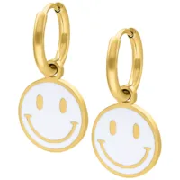 Due orecchini dorati con ciondoli Smiley bianchi su sfondo bianco