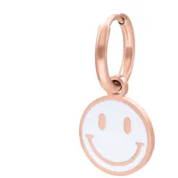 Orecchini in oro rosa con ciondolo smiley bianco su sfondo bianco