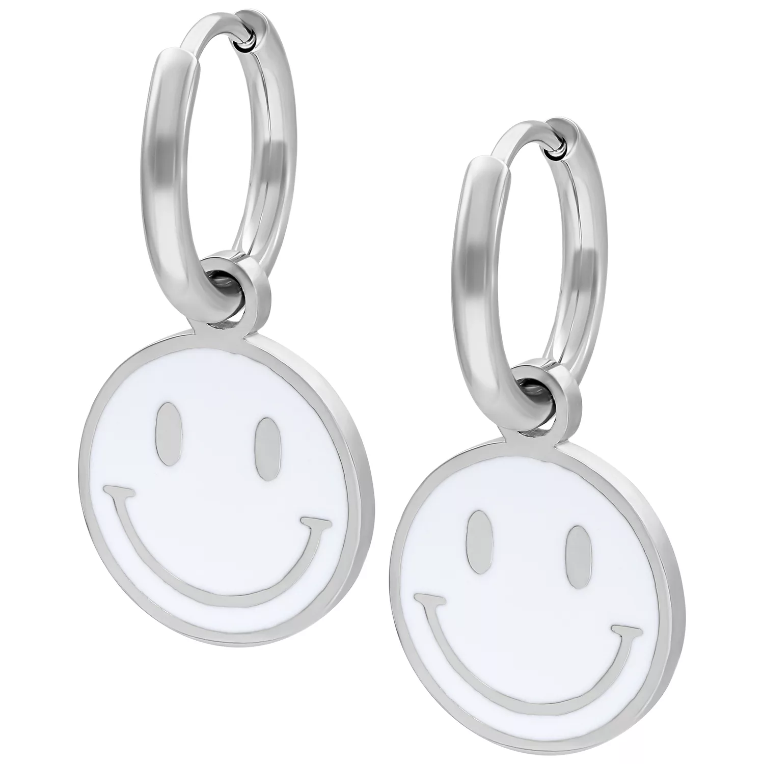 Due orecchini in argento con ciondolo smiley bianco su sfondo bianco