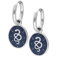 Orecchini in argento con motivo a serpente su sfondo blu