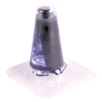 Rullo di vernice nero in confezione di plastica su sfondo bianco