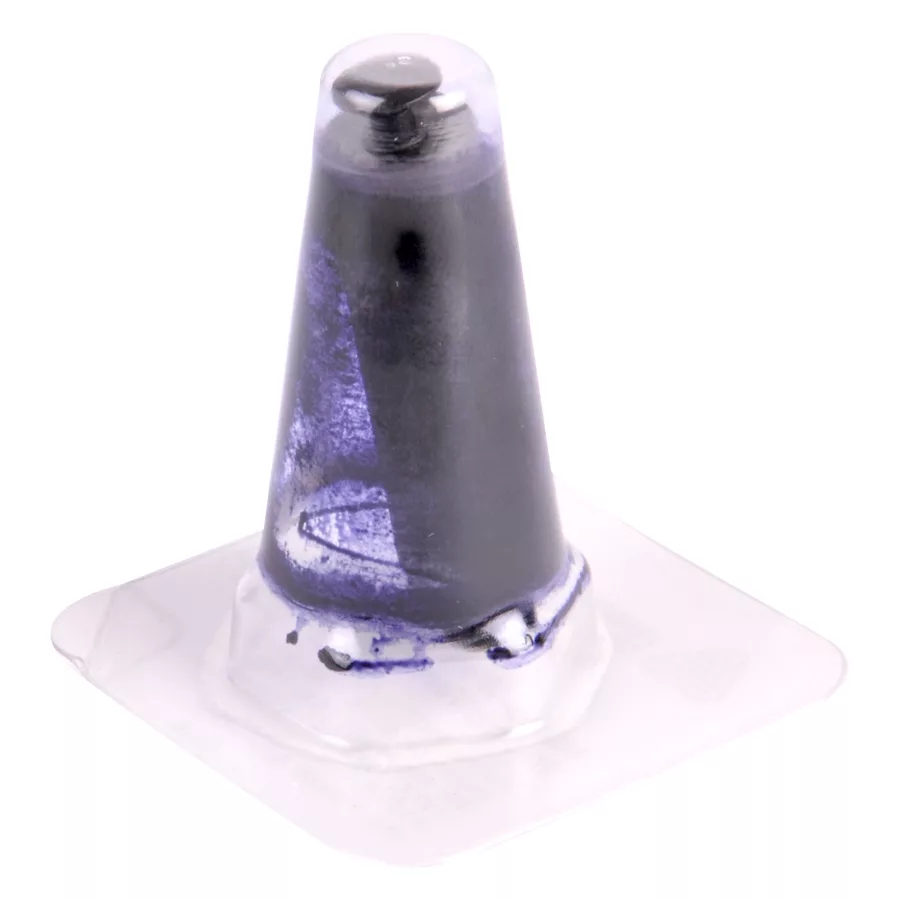Rullo di vernice nero in confezione di plastica su sfondo bianco