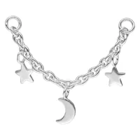 Catena d'argento con luna e stelle su sfondo bianco