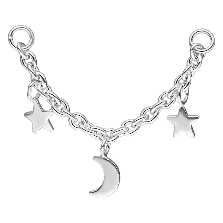 Catena d'argento con luna e stelle su sfondo bianco
