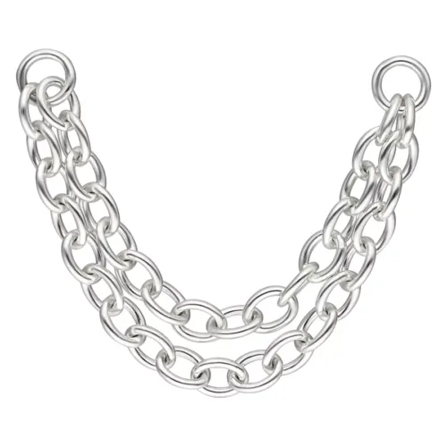 Doppia catena in argento lunga 30 mm su sfondo bianco