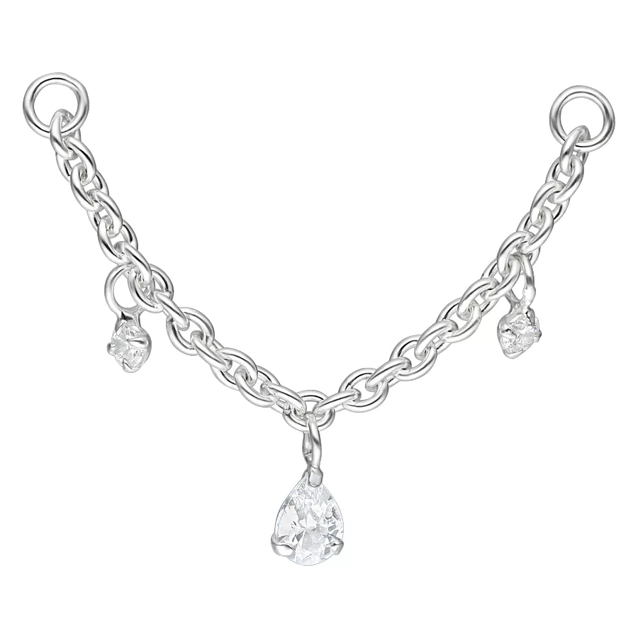 Catena piercing in argento con tre gocce di cristallo trasparenti su sfondo bianco