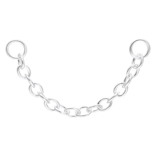 Catena piercing argento con una lunghezza di 25 mm su sfondo bianco