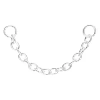 Catena piercing argento con lunghezza di 30mm su sfondo bianco