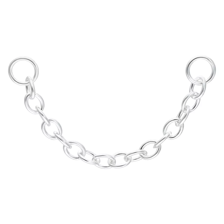 Catena piercing argento con lunghezza di 30mm su sfondo bianco