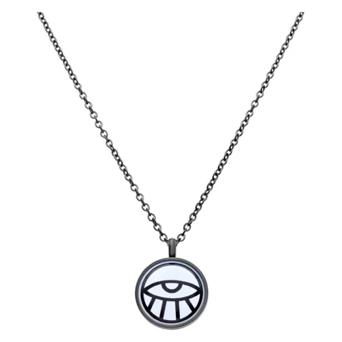 Collana nera con ciondolo Eye in acciaio chirurgico su sfondo bianco