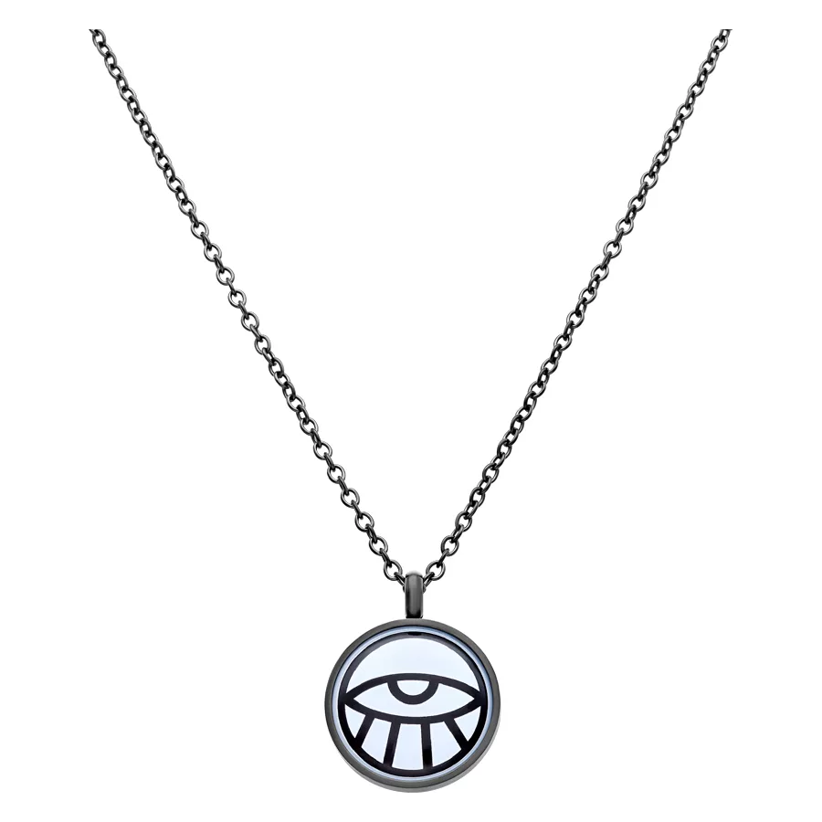 Collana Eye nera in acciaio chirurgico Collana nera con ciondolo Eye in acciaio chirurgico su sfondo bianco