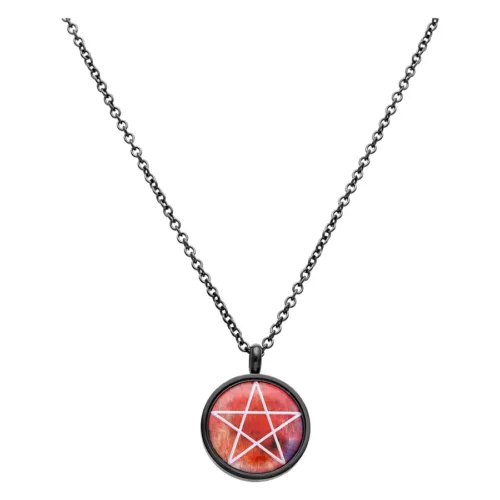 Collana pentagramma nera in acciaio chirurgico con ciondolo rosso su sfondo bianco
