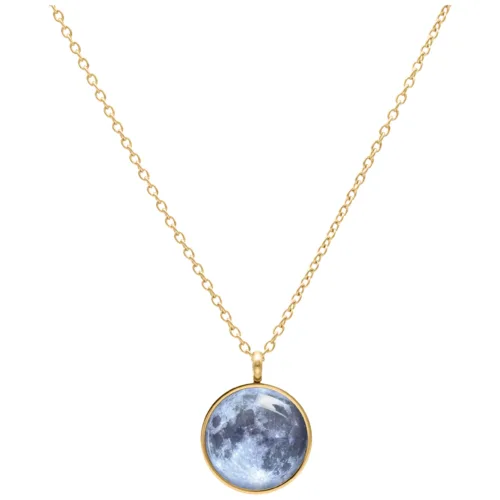 Collana dorata con ciondolo a forma di luna su sfondo bianco