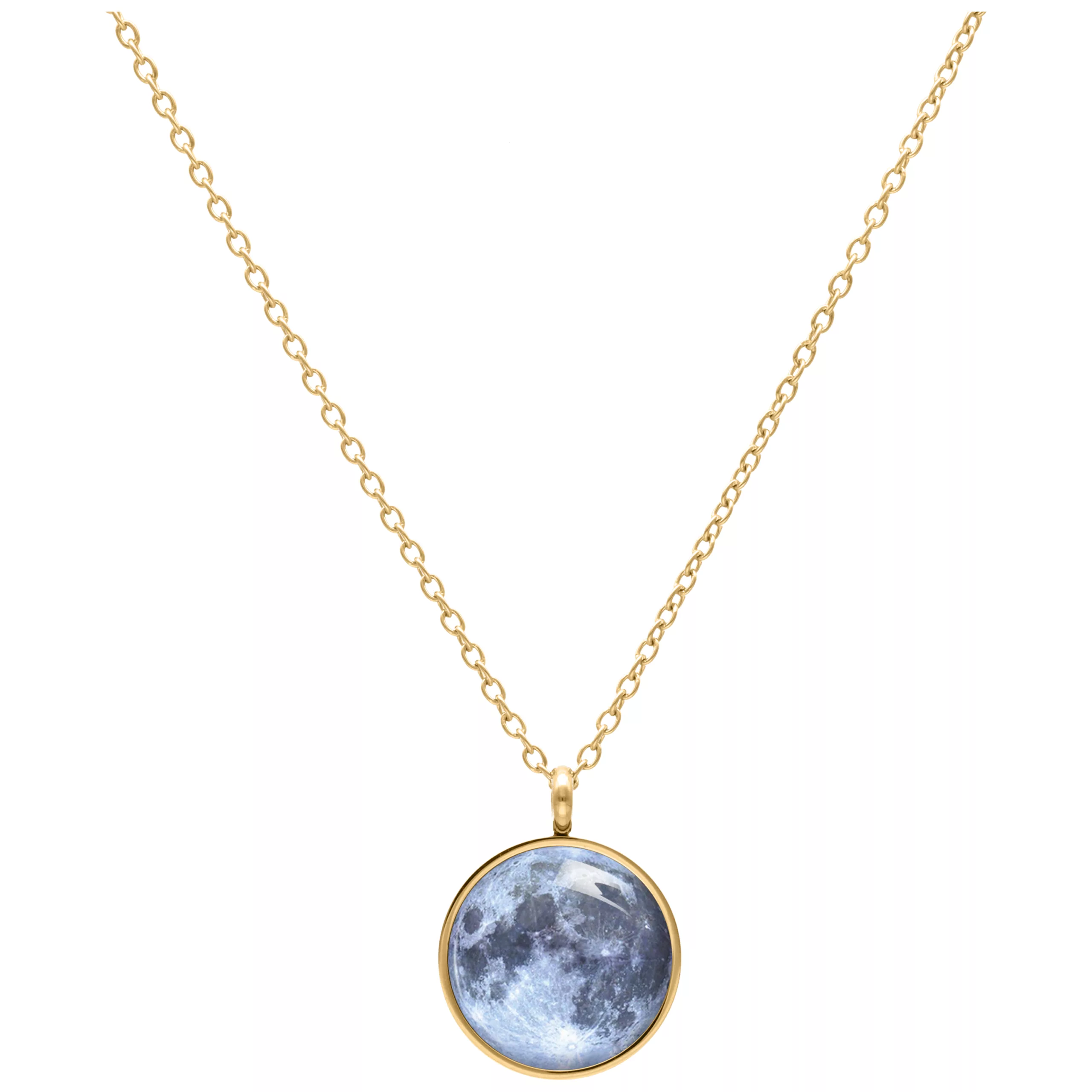 Collana dorata con ciondolo a forma di luna su sfondo bianco