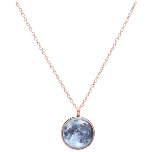 Collana in oro rosa con pendente a forma di luna su sfondo bianco