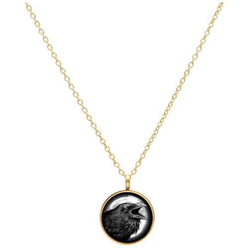 Collana dorata con ciondolo rotondo a forma di corvo su sfondo bianco