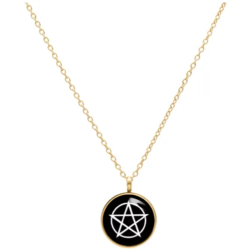 Collana d'oro con ciondolo pentagramma su sfondo bianco