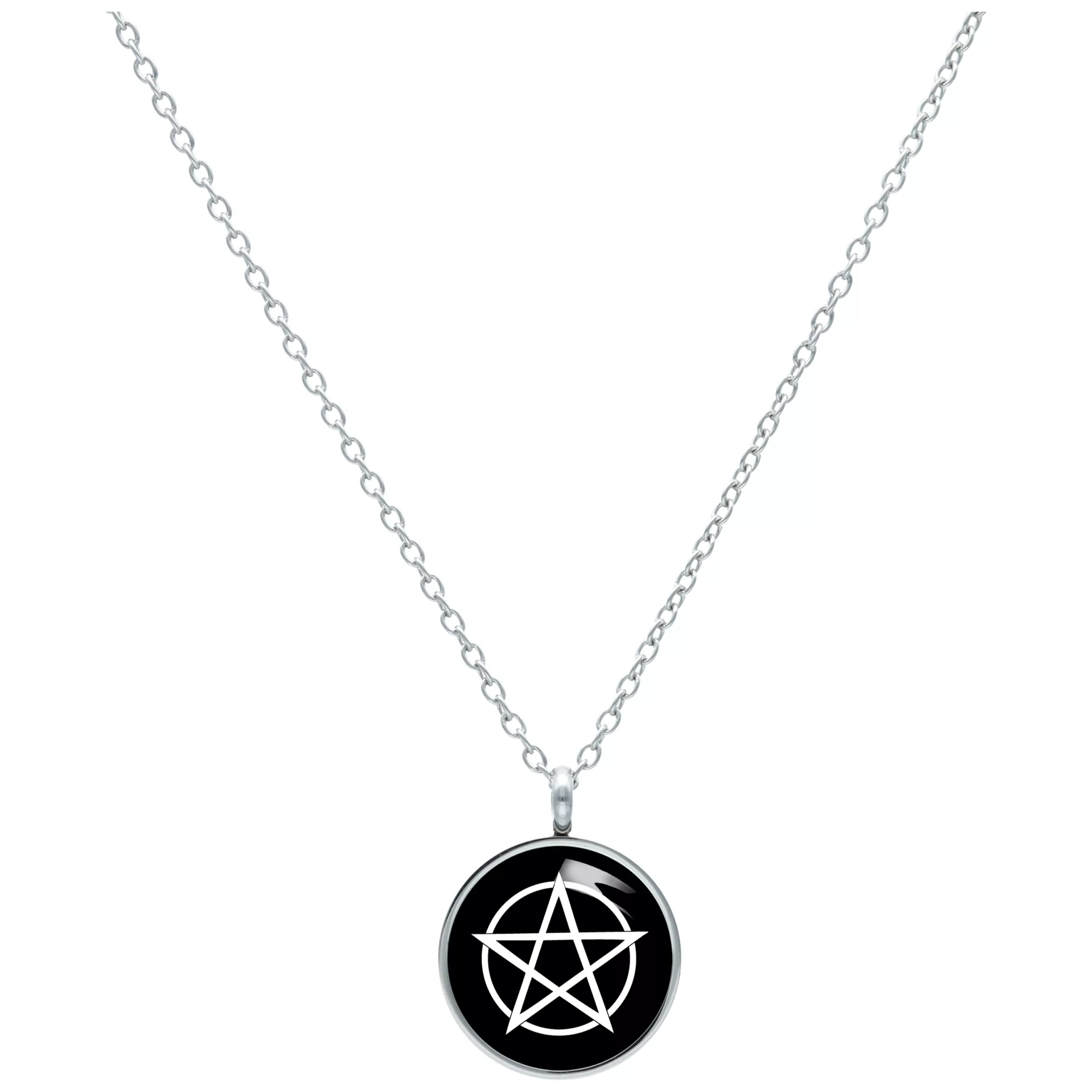 Collana argentata con ciondolo pentagramma nero su sfondo bianco