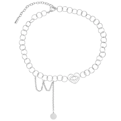 Choker color argento con ciondolo a forma di cuore e occhio su sfondo bianco