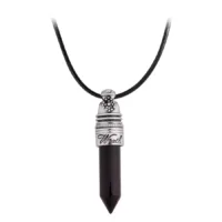 Collana nera 'Wrath' con ciondolo in argento Collana nera con ciondolo 'Wrath' in argento su sfondo bianco